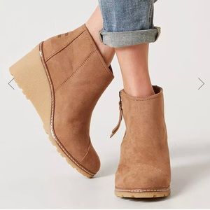 TOMS Avery wedge boots